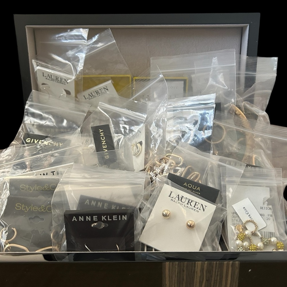 $2000 women’s jewelry bundle for only $700 Jewelry from major department stores